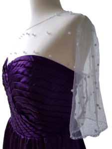 Oberteil von lila Kleid trapiert und mit weißen Spitzenstoff und Perlen - Vorderseite