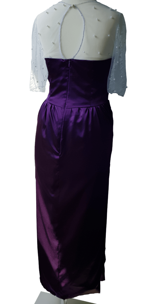 langes lila Kleid , Oberteil trapiert und mit weißen Spitzenstoff und Perlen - Rückenseite