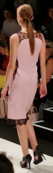 rosa Kleid mit Spitze beim Ausschnitt vorne und hinten und am Kleidende
