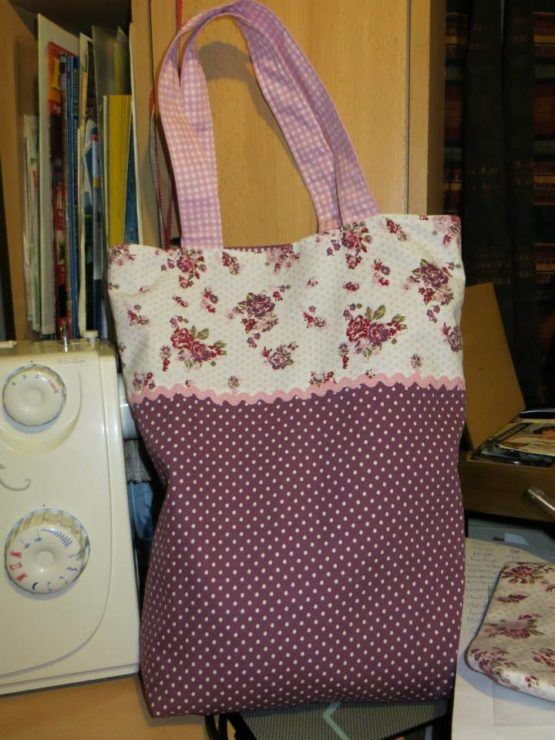 Tasche mit rosa Paspelband aus Nähpaket von Tchibo/Eduscho, Tragegriff rosa kariert, 1/3 oben mit Blumen und unten weinrot mit rosa Punkten
